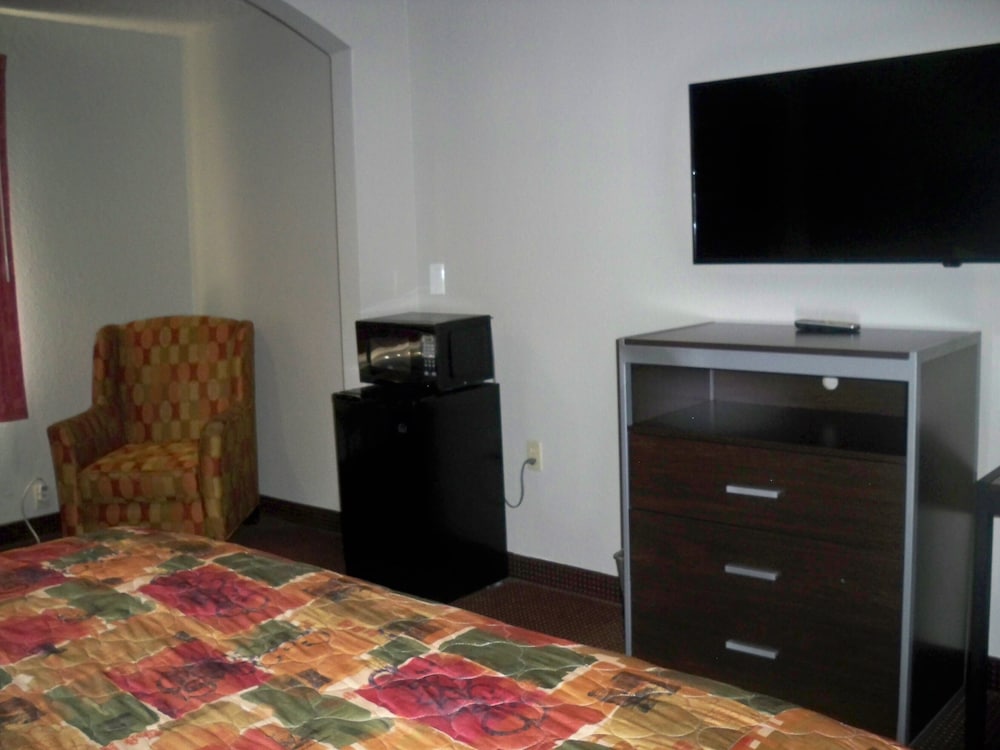 Scottish Inn & Suites - photo 41