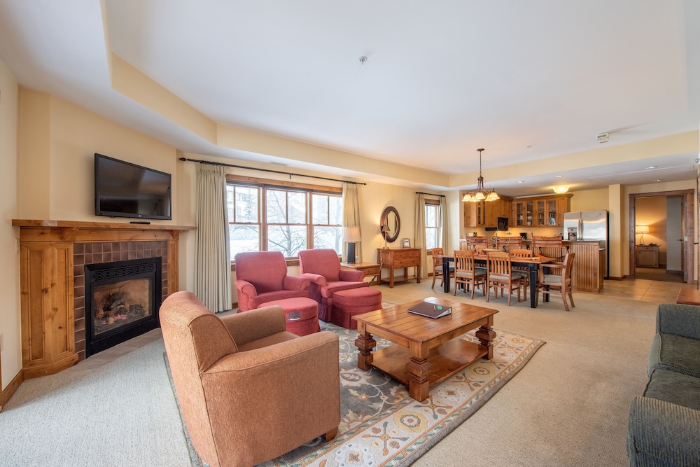 Wheelchair Accessible 2 Bedroom Slopeside Condo No Cleaning Fee by RedAwning — 4-Star Luxury Hotel in Crested Butte, United States