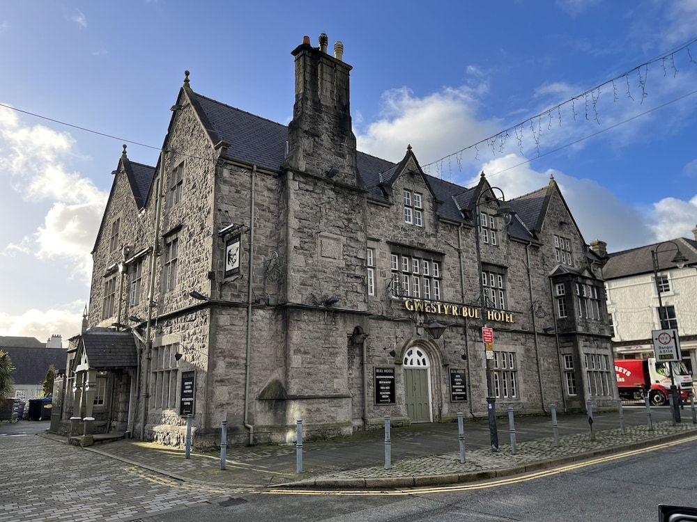 The Bull Hotel — hotel in Llangefni