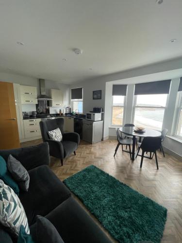 Superb 2 Bedroom Sea View Flat