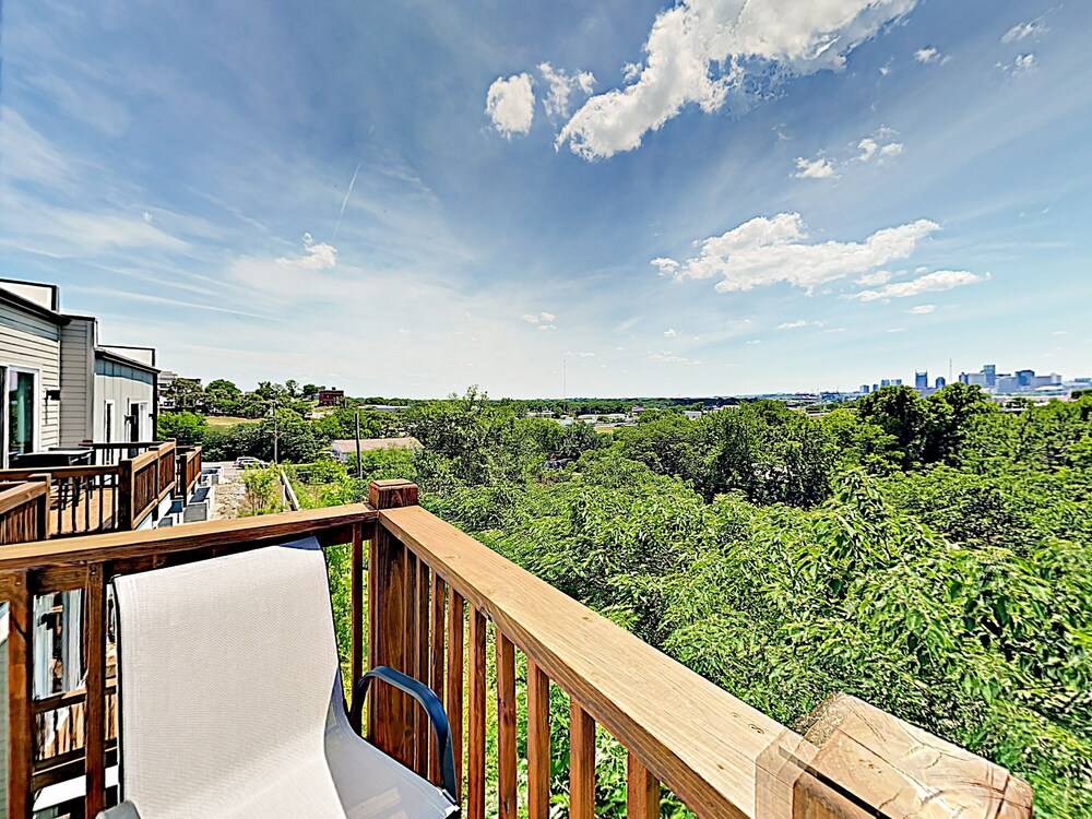 Visually Stunning 2BR 1.5BA Near Downtown Balcony w City View Nashville - photo 17
