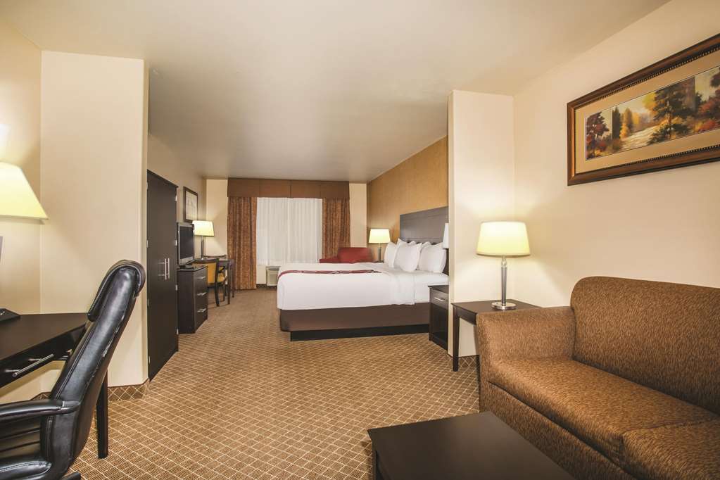 La Quinta Inn & Suites by Wyndham Ely - photo 19