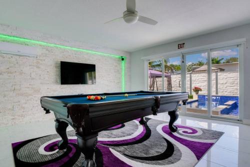 Hollywood Home w Pool Jacuzzi BBQ and Pool Table — 4-Star Luxury Hotel in Hollywood, United States