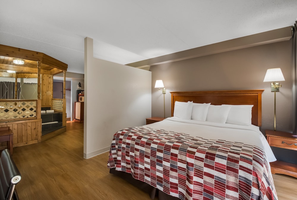 Red Roof Inn & Suites Newark University - photo 13