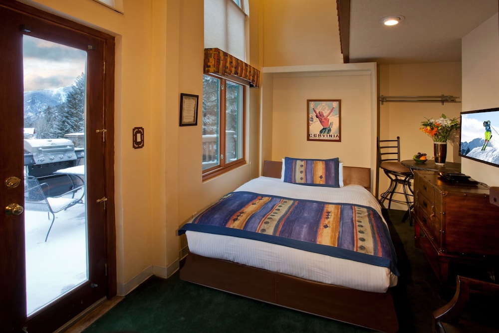 Alpine Village Suites - photo 4