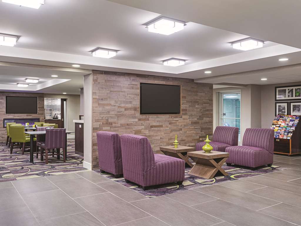 La Quinta Inn & Suites by Wyndham Baltimore BWI Airport - photo 10