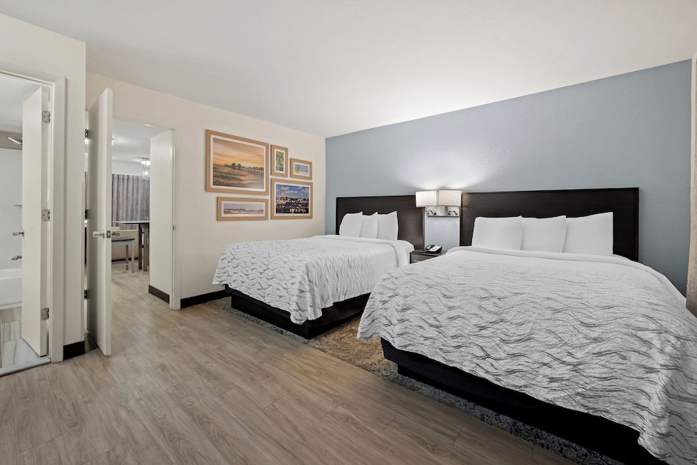 Red Roof Inn PLUS & Suites Naples Downtown 5th Ave S - photo 3