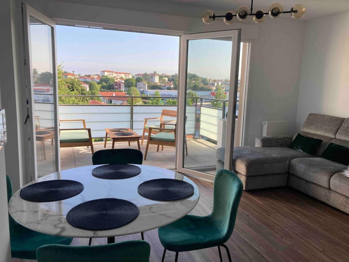 T2 Centre Ville Anglet Dernier Etage Parking En Sous Sol Wifi Smart TV Serviettes Et Draps Inclus — hotel in Anglet
