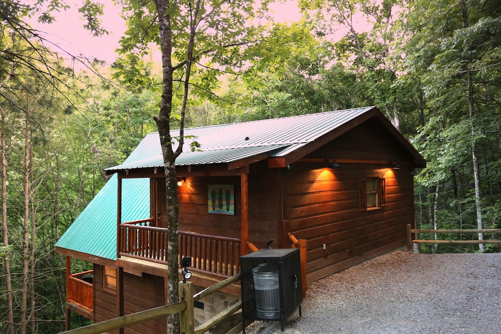 Always & Forever 1 Bedroom Cabin by RedAwning — 4-Star Luxury Hotel in Sevierville, United States