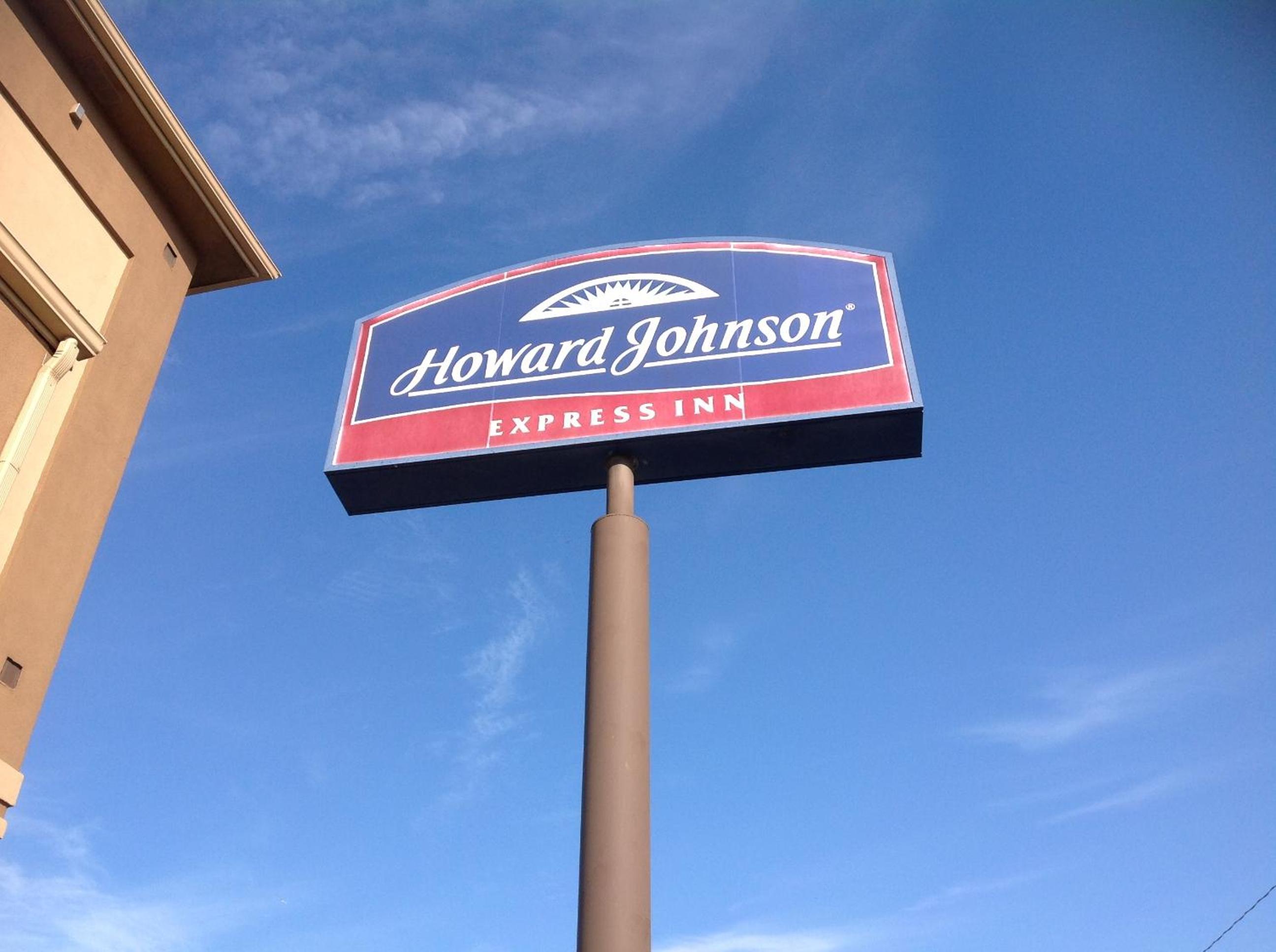 Howard Johnson by Wyndham Grand Prairie Near Lone Star Park - photo 2