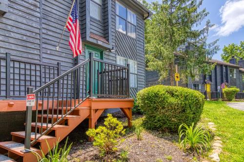 Cozy Bear Hill Resort indoor Pool Free Attraction Tickets WIFI in Pigeon Forge, United States