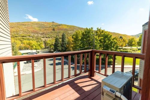 Roomy 2BR Condo with Hot Tub Access near Skiing — 4-Star Luxury Hotel in Bridgeport, United States