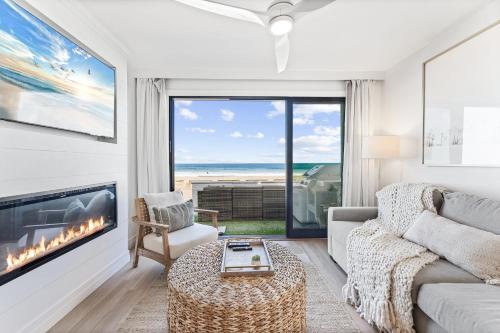 Luxury Ground N Oceanfront Unit with Patio Lounge in San Diego, United States