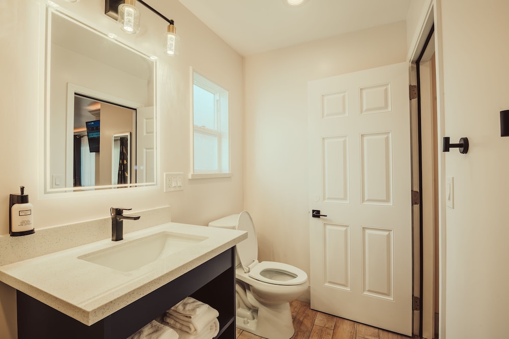 Blufftop Inn & Suites - photo 100