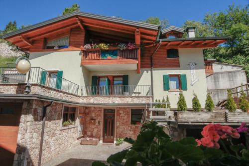 Appartamenti Carano Al Bait — 4-Star Luxury Hotel in Andalo, Italy