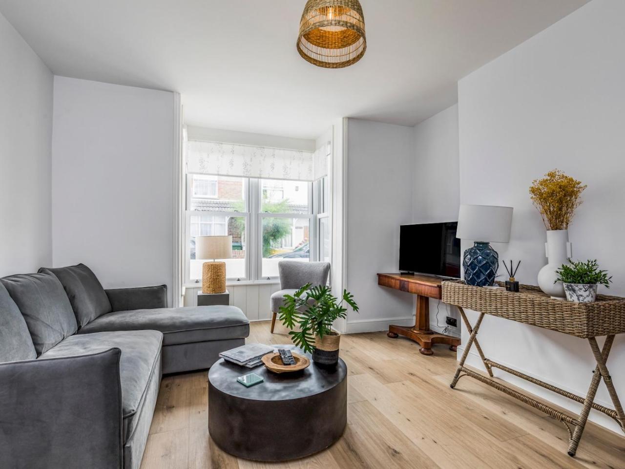 Delightful 2 Bed House a Stones Throw From Beach Pass the Keys — 4-Star Luxury Hotel in Bognor Regis, United Kingdom