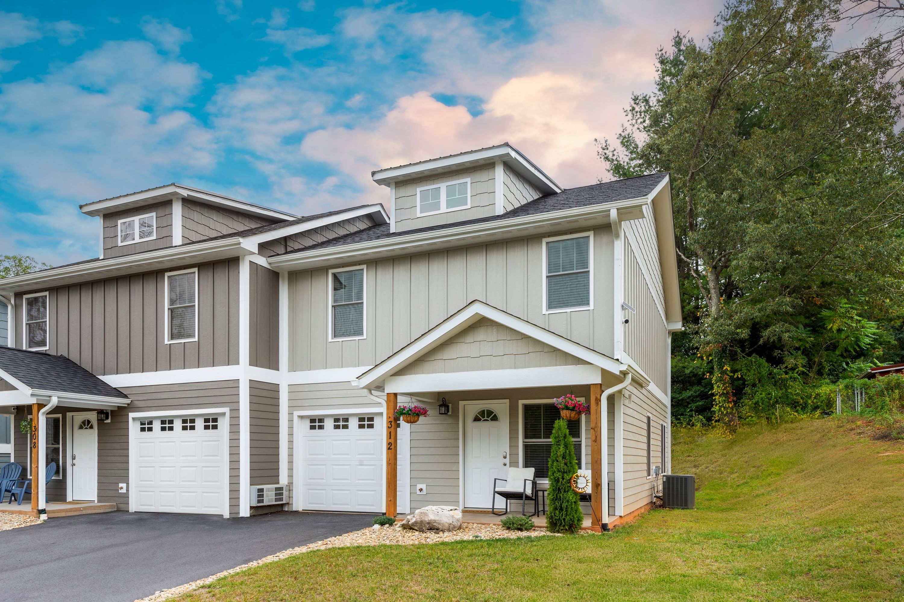 Modern Asheville Townhome 6 Min to Downtown Fire Pit Patio — 4-Star Luxury Hotel in Asheville, United States