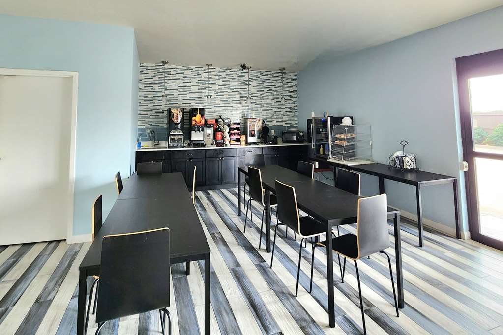 Days Inn by Wyndham Freeport - photo 4