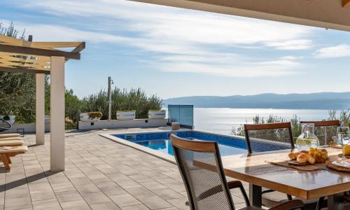 Villa Dream with private pool 2 bedrooms with en suite bathrooms sea view — 4-Star Luxury Hotel in Omis, Croatia