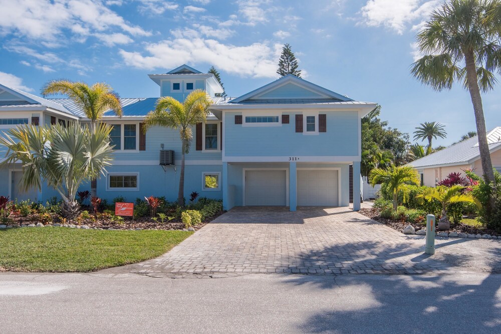 Breezy Beach - carbon neutral hotel in Holmes Beach