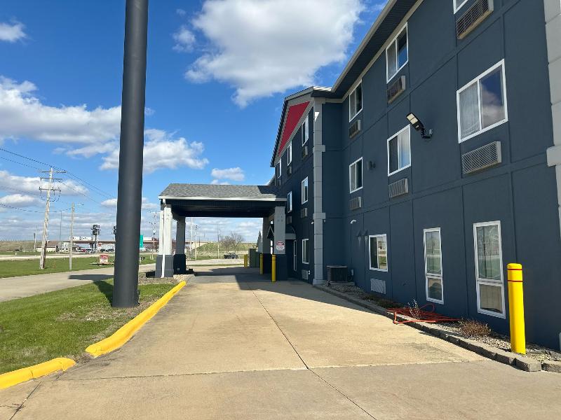 Burgundy Inn & Suites - photo 7