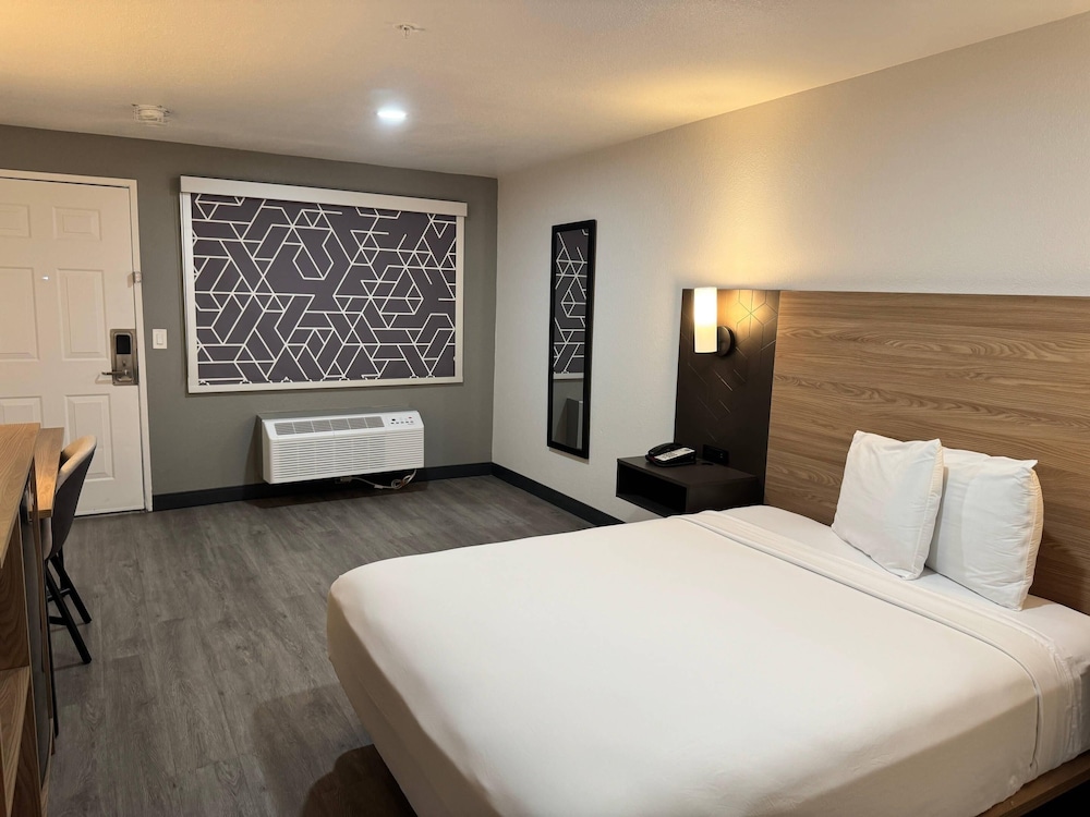 Rodeway Inn & Suites Thousand Palms Rancho Mirage - photo 9