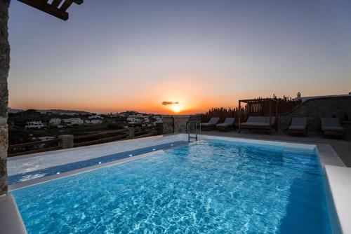 Sunset Views George Villa IV with Private Pool close to Town — 4-Star Luxury Hotel in Mykonos, Greece