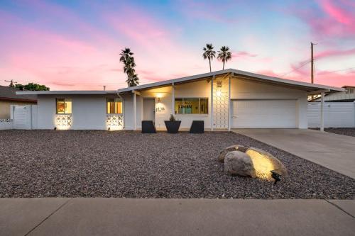 Desert Mirage Home Retro Chic with Pool Grille & Bocce — 4-Star Luxury Hotel in Scottsdale, United States