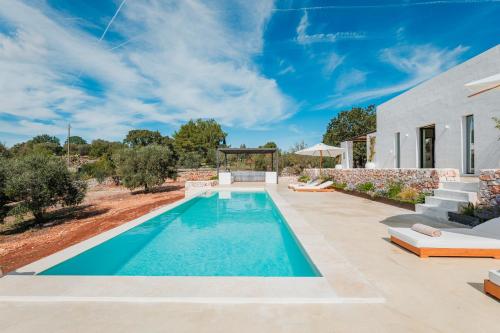 HelloAPULIA Dimora Anahata Infinity Pool & Outdoor Dining Area in Ostuni in Cisternino, Italy