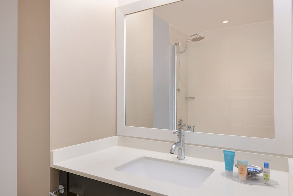 Courtyard by Marriott New York JFK Airport - photo 22