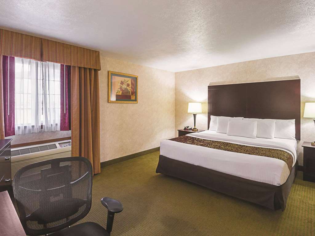 La Quinta Inn & Suites by Wyndham Woodburn - photo 19