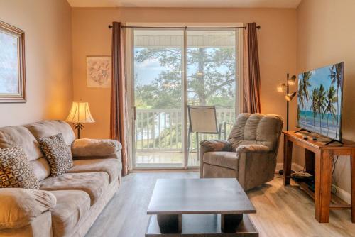 Spacious 2 BR Condo Golf Course Views River Oaks 65 M — 4-Star Luxury Hotel in Myrtle Beach, United States