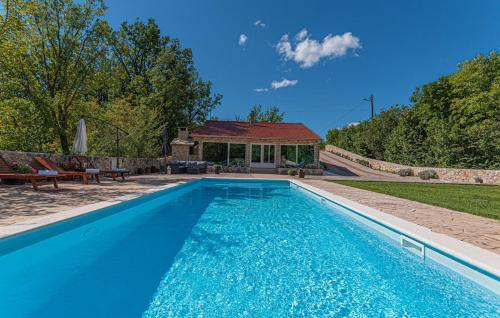 Kuca Za Odmor Arija Sa Velikim Vanjskim Bazenom — hotel in Knin