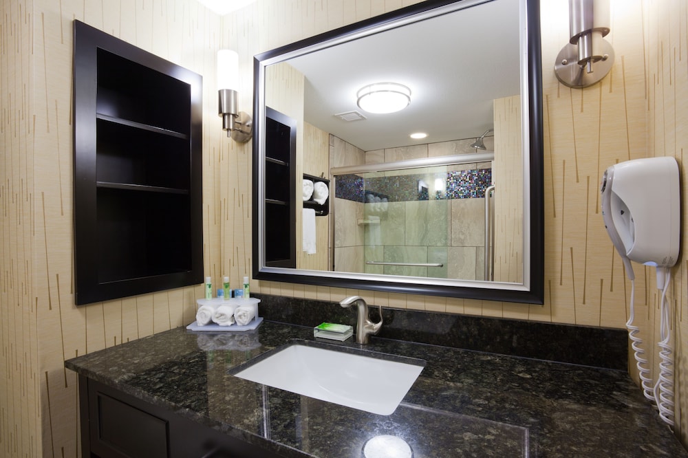 Holiday Inn Express Hotel & Suites Fort Dodge by IHG - photo 20