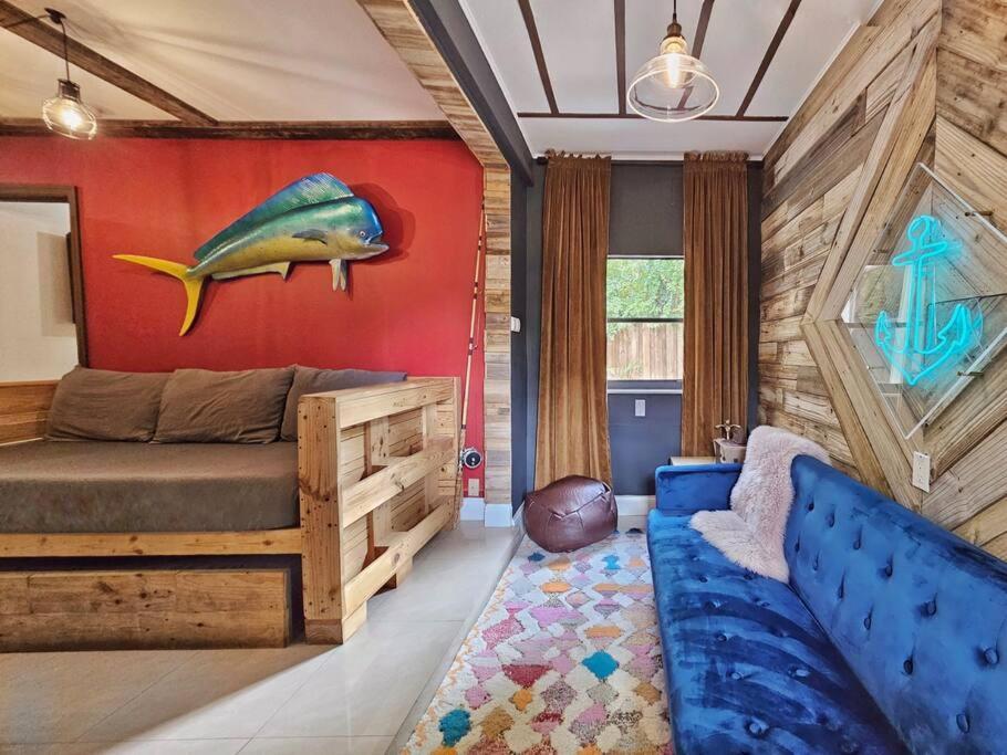 The Rum Locker 1 King 2 Twins Private home and Patio Sleeps 4 — 4-Star Luxury Hotel in Fort Lauderdale, United States