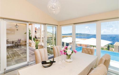 Three Bedroom Holiday Home In Brsecine