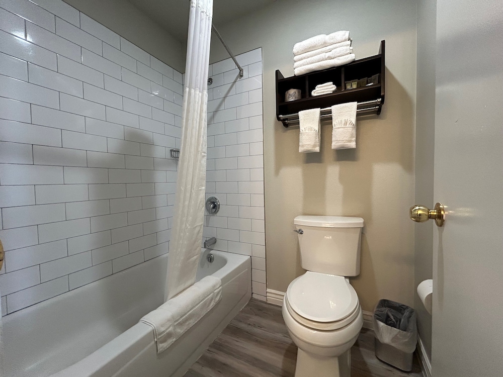 Hwy 50 Inn - photo 12