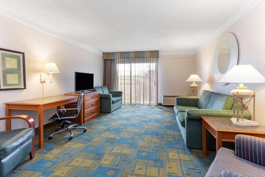 La Quinta Inn & Suites by Wyndham Redding - photo 26