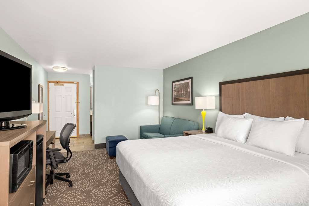 La Quinta Inn & Suites by Wyndham Newport - photo 22