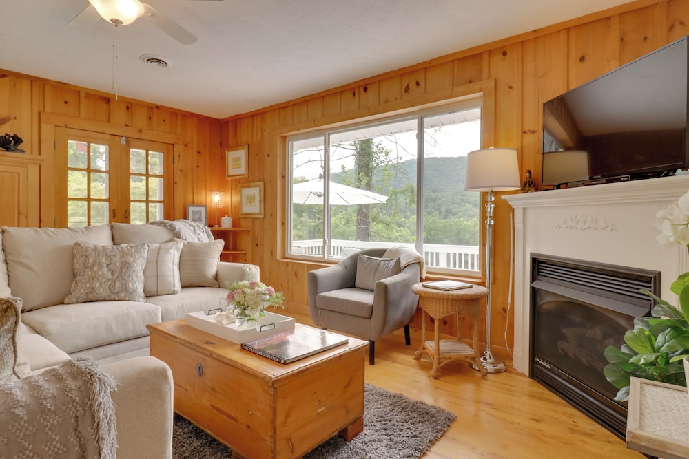 Candler Cabin with Deck and Mount Pisgah Views — 4-Star Luxury Hotel in Chandler, United States