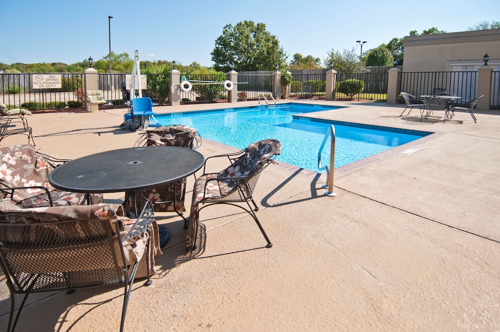 Hampton Inn Canton - photo 40