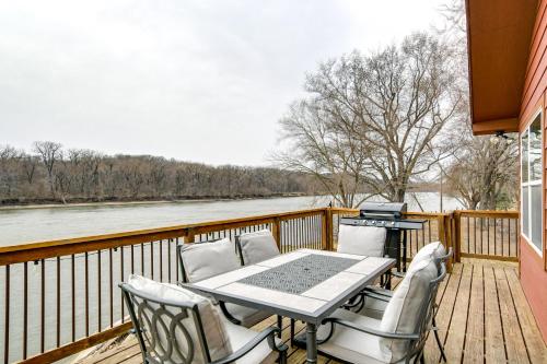 Riverfront Cabin Near Dtwn Pella W Game Room 21462206 — Pella