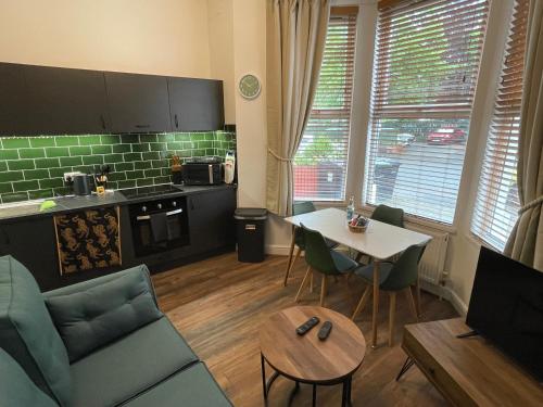 Flat 1 297 Gillott Road B16 0RT — 4-Star Luxury Hotel in Birmingham, United Kingdom