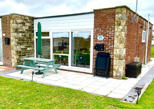 CHINE COTTAGE self catering coastal bungalow in rural West Wight — 4-Star Luxury Hotel in Freshwater, United Kingdom