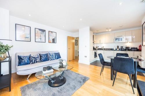 Contemporary 2 Bedroom Flat in Canary Wharf — 4-Star Luxury Hotel in London, United Kingdom