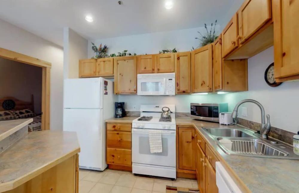 Charming Condo Nestled in the East Keystone Resort Neighborhood Shuttle to Ski Slopes Outdoor Pool and Hot Tub - photo 4