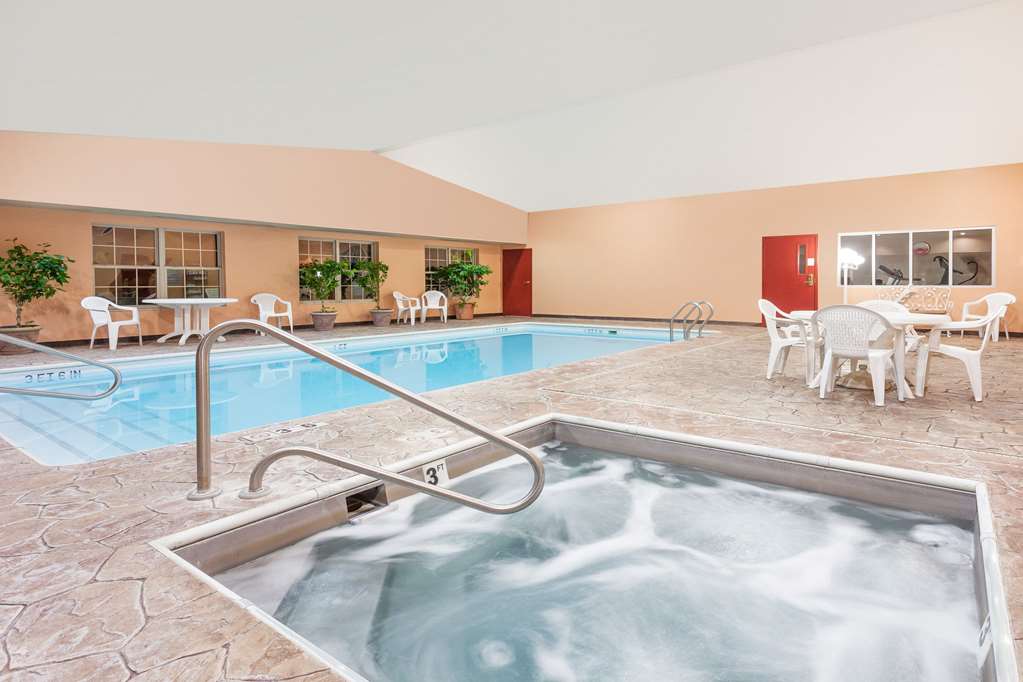 Ramada by Wyndham Sellersburg Louisville North - photo 10