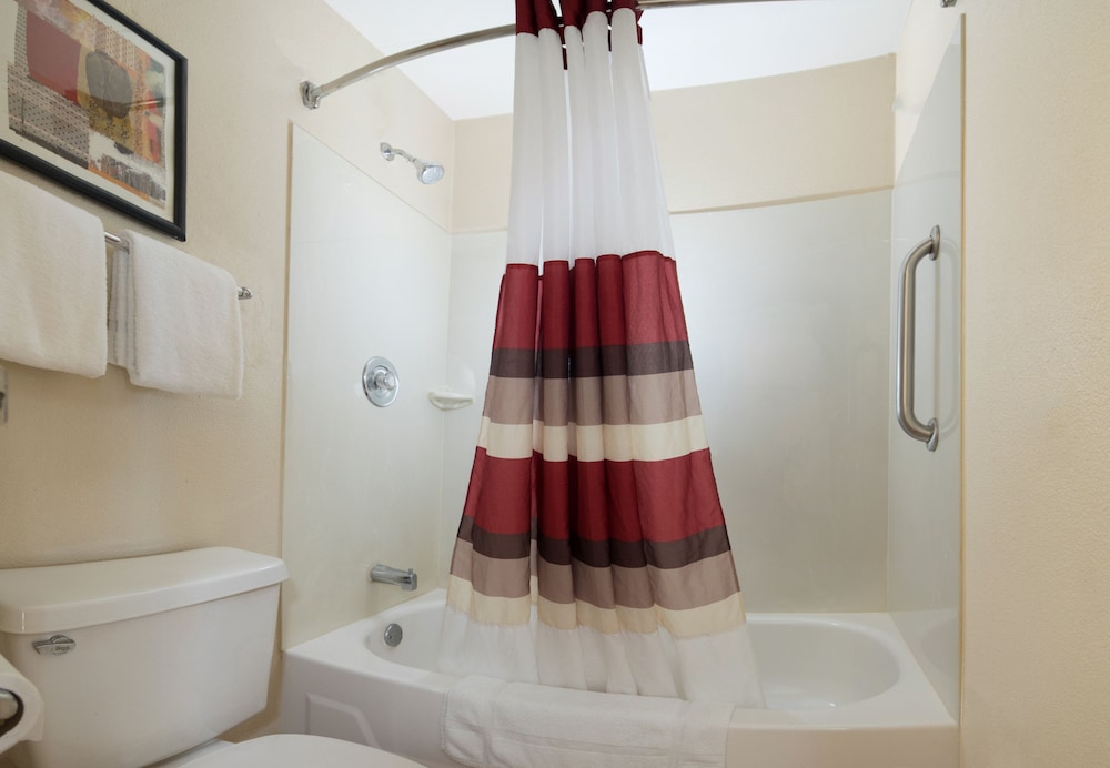 Red Roof Inn Cincinnati Northeast Blue Ash - photo 20
