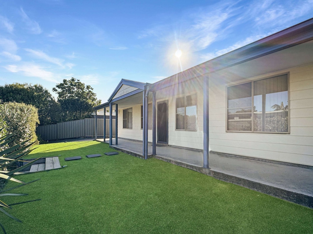 Spacious 4 Bed Home 2 Min to the Beach — 4-Star Luxury Hotel in Broulee, Australia