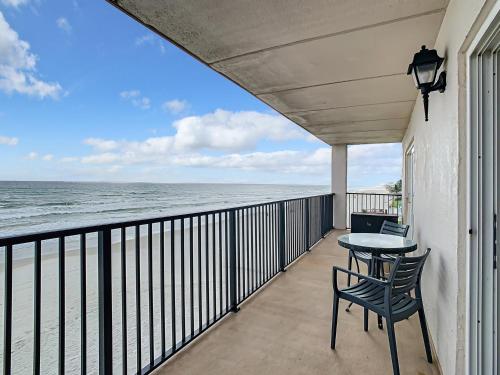 Beachfront with large private balcony Shore Villa Condo — 4-Star Luxury Hotel in Edgewater, United States